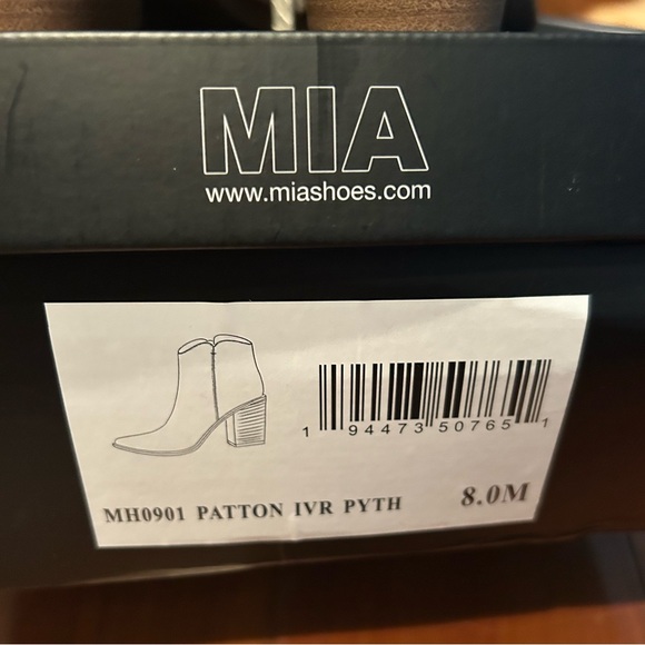 Mia Patton Ivory Python Faux Leather Western Style Bootie - Size 8 - Picture 7 of 7